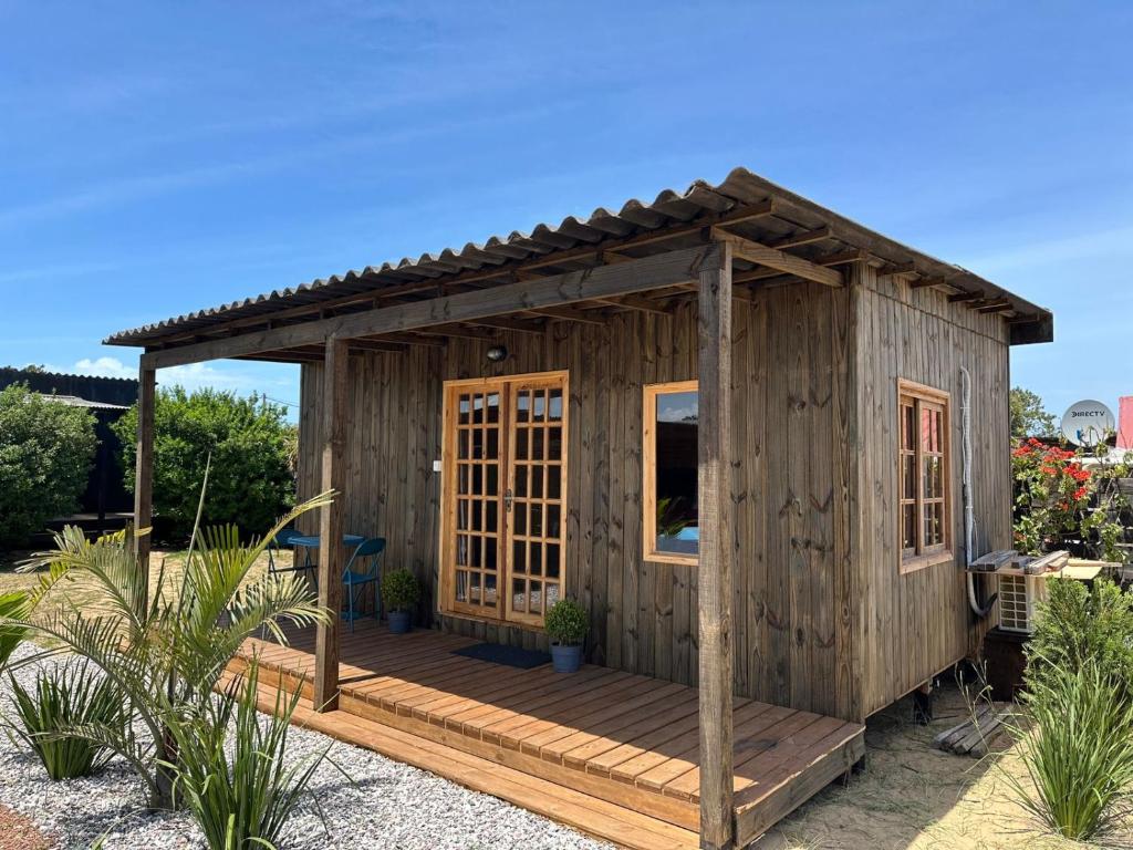 Cabina in legno con ponte in legno di BRASILEIRÍSSIMO POUSADA a Punta Del Diablo