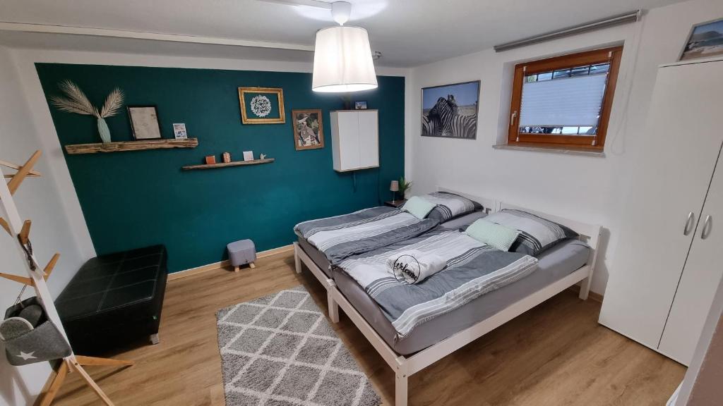 Ruhige, modern eingerichtete 2 Zimmer Wohnung im Untergeschoss eines Zweifamilienhauses tesisinde bir odada yatak veya yataklar