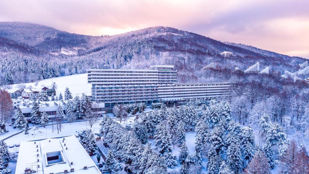 Una imagen general de la montaña o una montaña tomada desde el resort