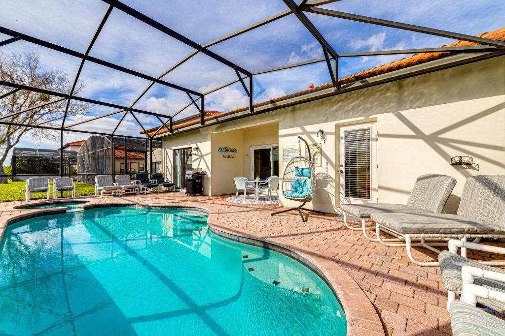 - une piscine avec un toit en verre dans l'établissement Dream Villa - New 4BR/3BA - 6 Miles From Disney, à Orlando