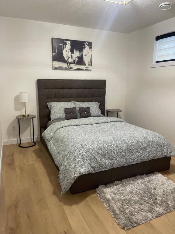 Stylish 2 Bedroom suite in SW Edmonton close to Windermere and Edmonton International Airport房間的床