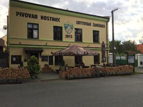 un bâtiment avec un vélo garé devant lui dans l'établissement Pivovar Pod Lípou Kyšice, à Kyšice