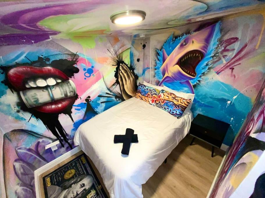 Billede fra billedgalleriet på Cozy & Colorful Miami Art Canvas w/HotTub & Murals i Miami