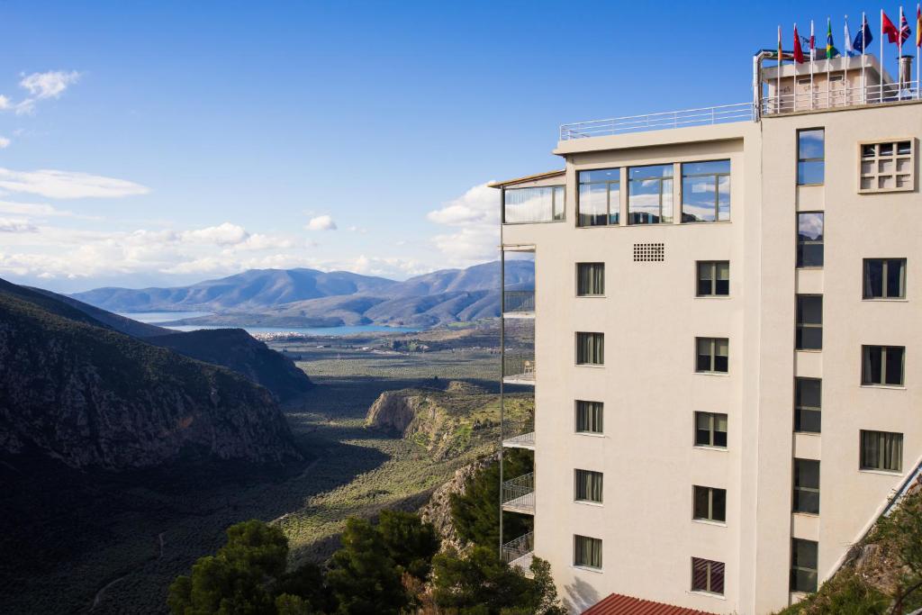 un hotel con vistas a las montañas en V Hotel Delphi, en Delfos