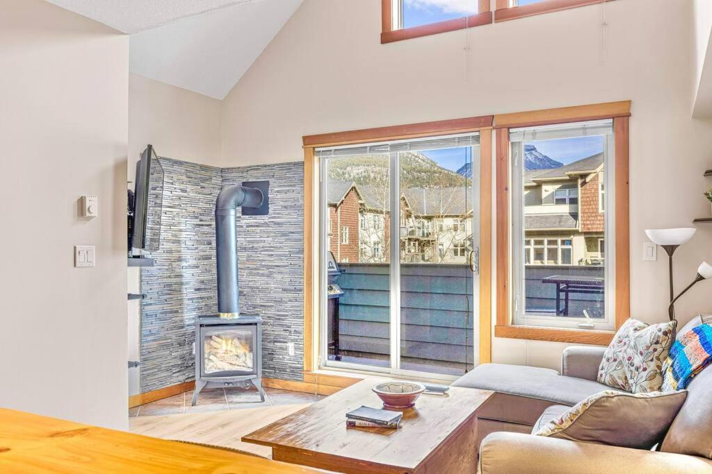 Un lugar para sentarse en Canmore Mountain view loft apartment heated outdoor pool