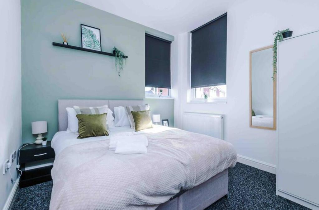 Tempat tidur dalam kamar di Spacious One-Bedroom Apartment in Saint Helens