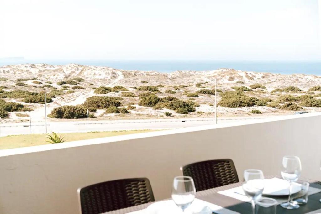 uma mesa e cadeiras com vista para o deserto em Sea View Baleal em Peniche