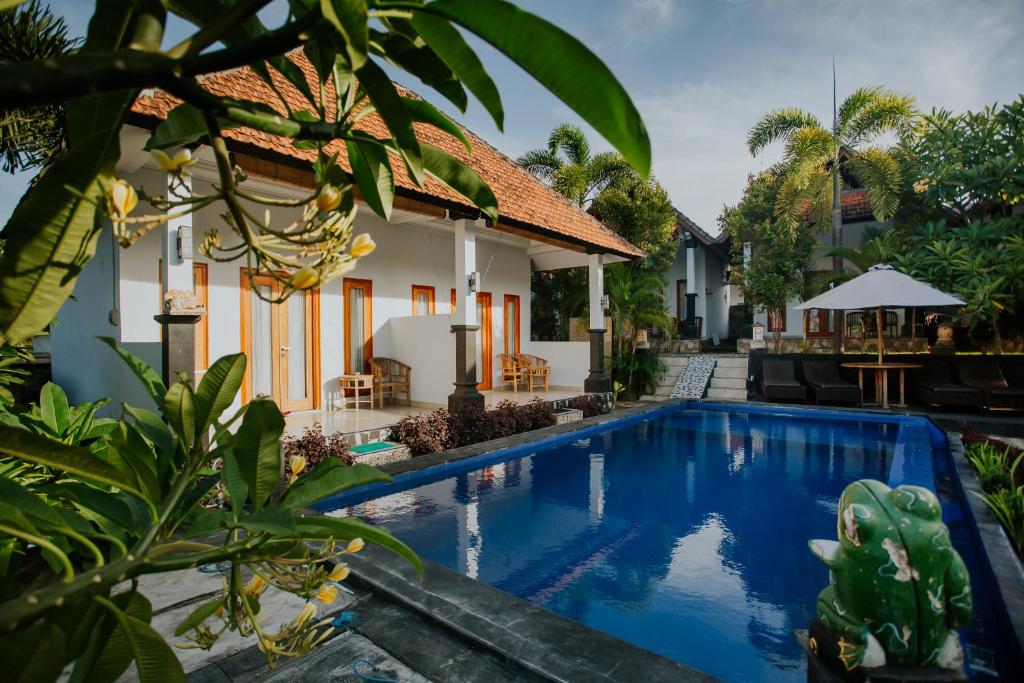 uma villa com piscina em frente a uma casa em The Dagan Bungalow em Nusa Penida