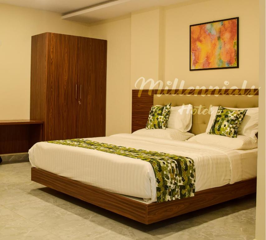 1 dormitorio con 1 cama grande y cabecero de madera en S R plaza at delhi airport, en Nueva Delhi