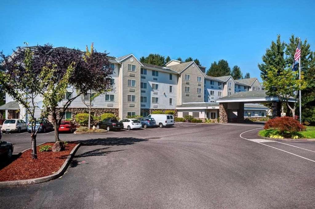 een parkeerplaats voor een groot gebouw bij Country Inn & Suites by Radisson, Portland International Airport, OR in Portland