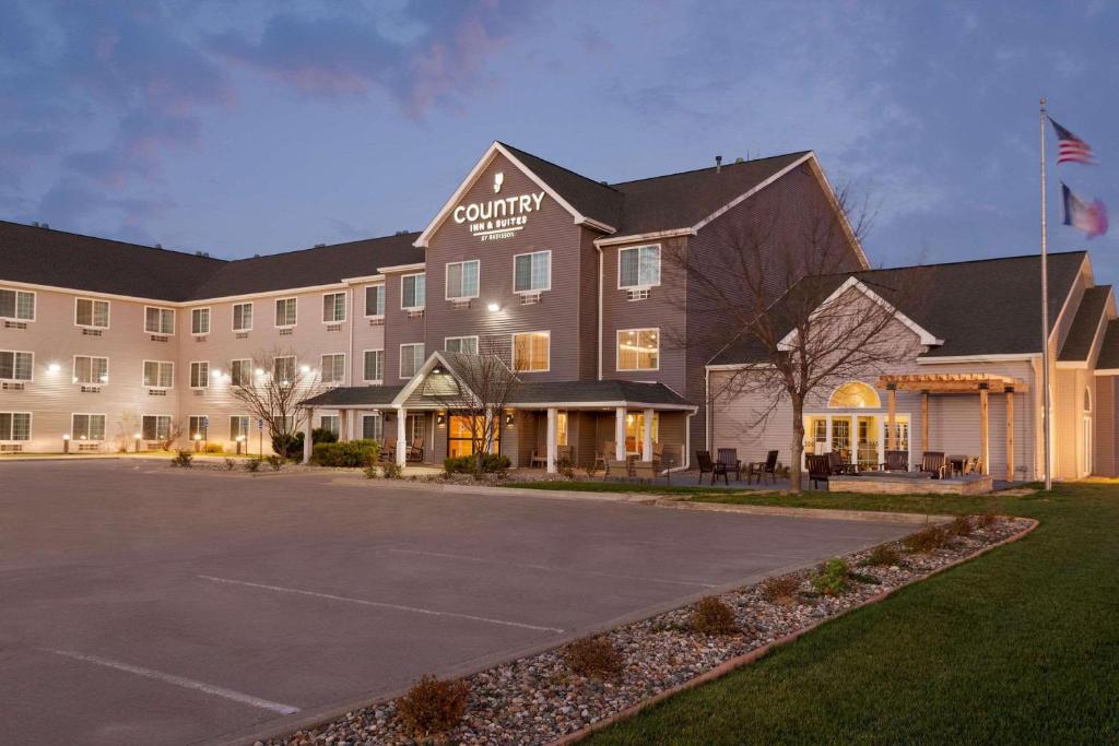 um hotel com um parque de estacionamento em frente em Country Inn & Suites by Radisson, Ames, IA em Ames