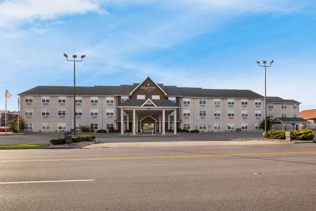 um grande edifício com um parque de estacionamento em frente em Country Inn & Suites by Radisson, Marion, IL em Marion