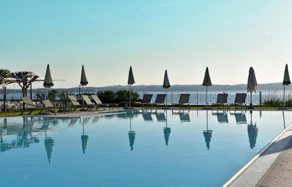 Piscina de la sau aproape de Hotel Marolda