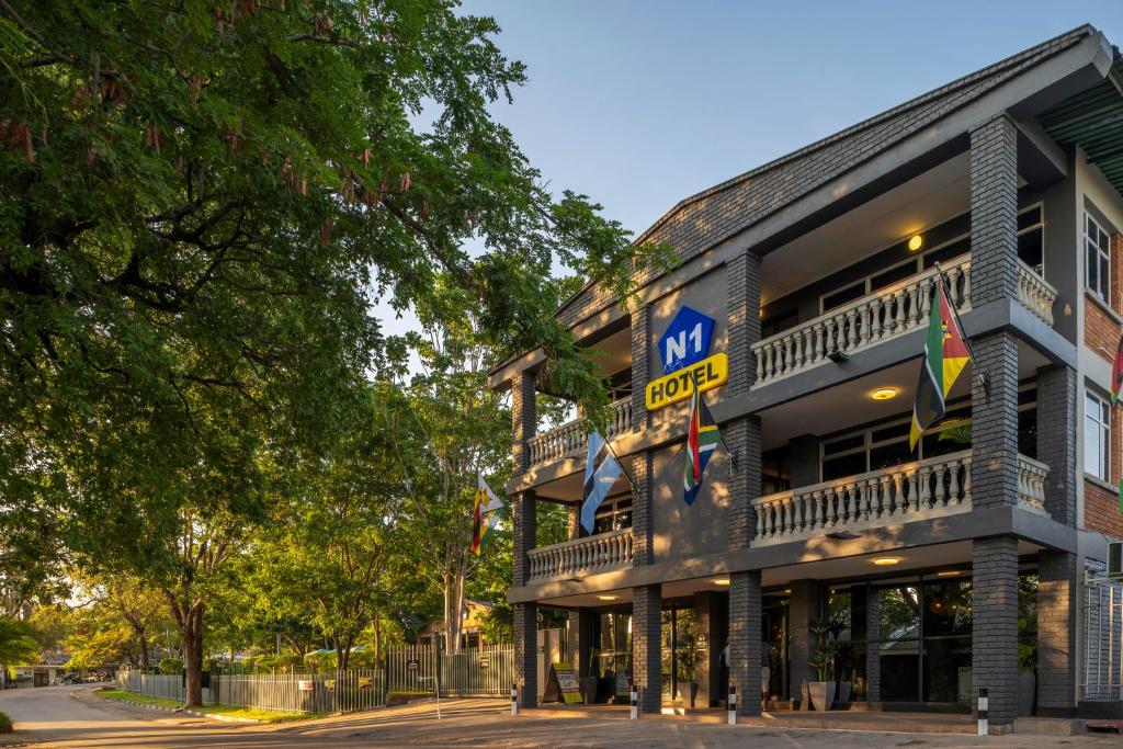 un edificio con un cartel en el costado en N1 Hotel & Campsite Victoria Falls, en Victoria Falls