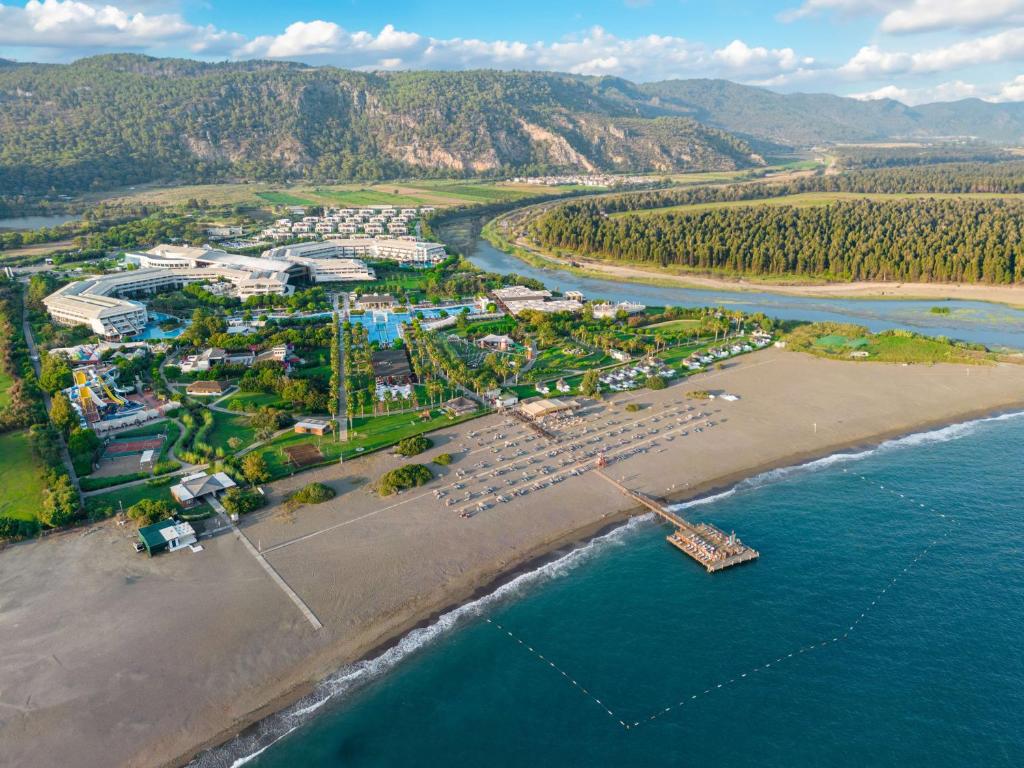 uma vista aérea de uma praia junto à água em Hilton Dalaman Sarigerme Resort & Spa em Dalaman