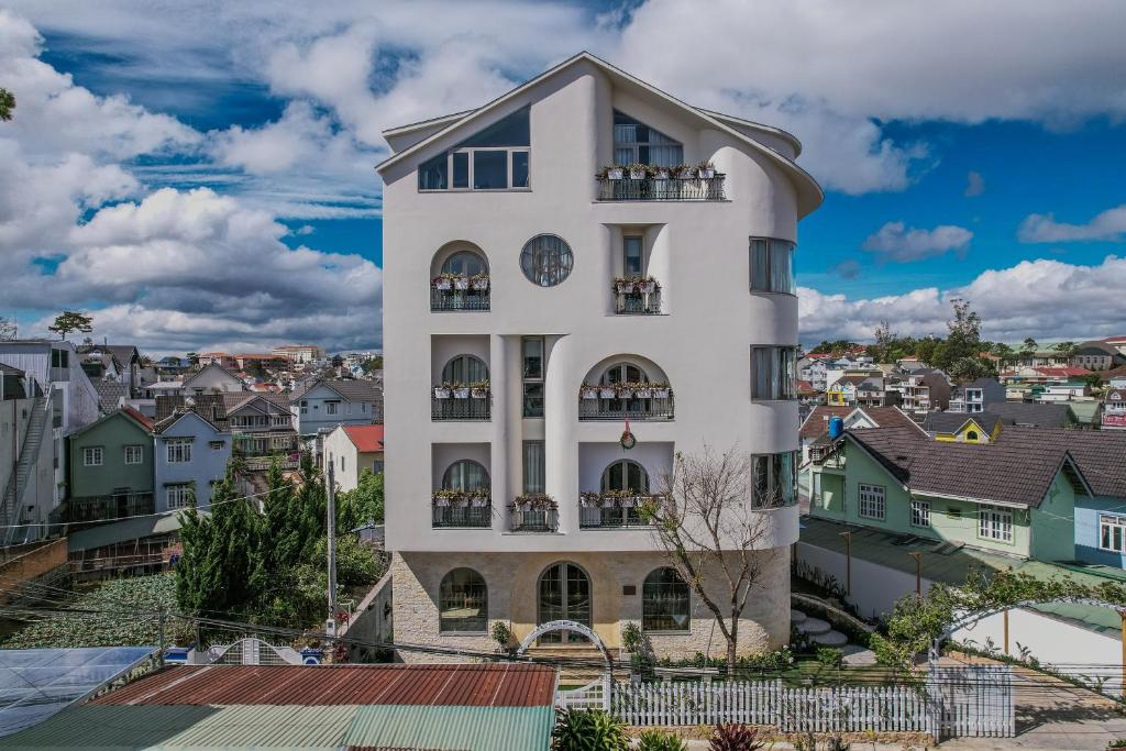 El edificio en el que está el hotel