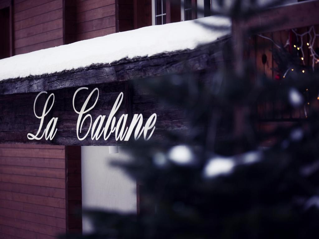 um sinal que diz na Colômbia sobre um edifício em Boutique Hotel La Cabane em Bettmeralp