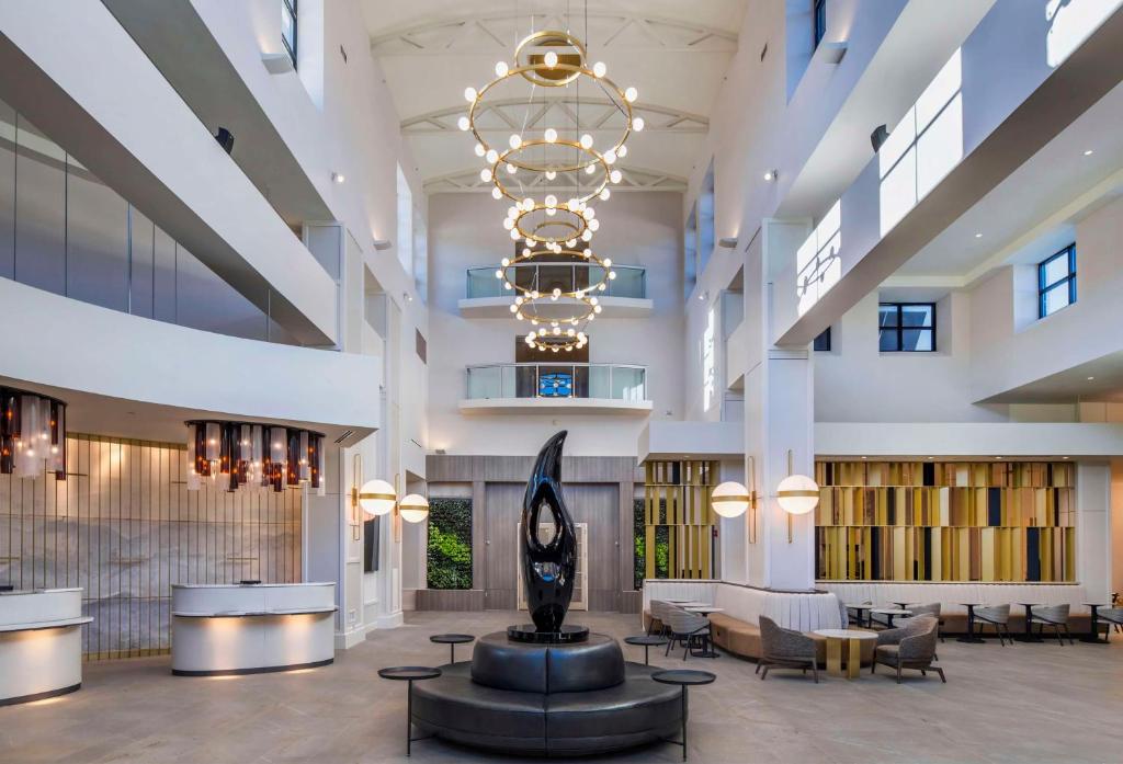 een lobby met een standbeeld in het midden bij Embassy Suites by Hilton Raleigh Durham Airport Brier Creek in Raleigh