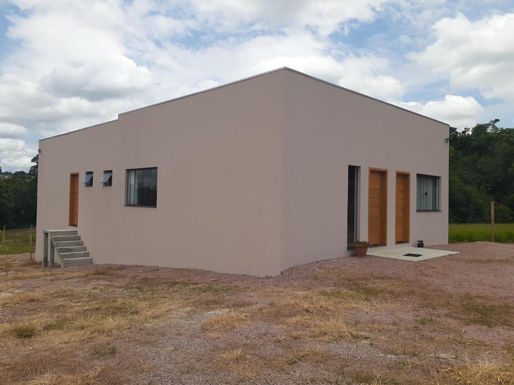 El edificio en el que está la habitación en casa particular