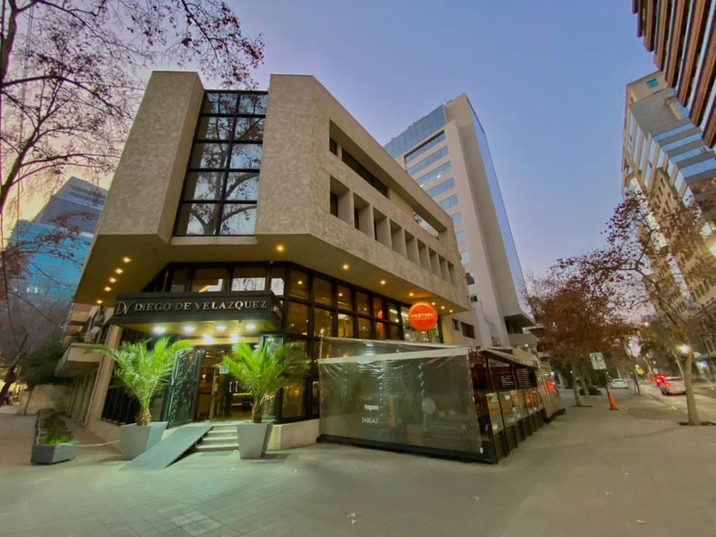 een gebouw in een stadsstraat met een gebouw bij Hotel Diego de Velazquez in Santiago