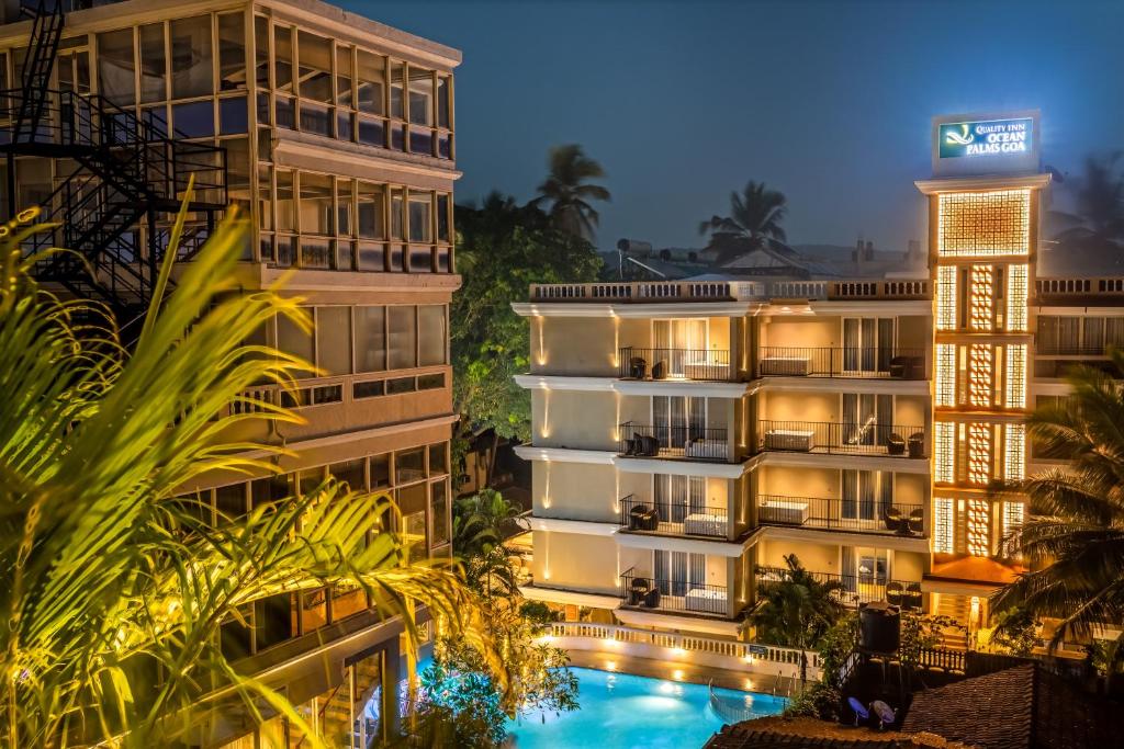 Clarion Hotel Ocean Palms Goa tesisinde veya buraya yakın yüzme havuzu