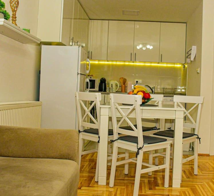 Kitchen o kitchenette sa Apartman Lux 5- private parking