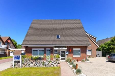 una casa marrón con techo gris en Ferienwohnungen Haus Boje, en Neuharlingersiel