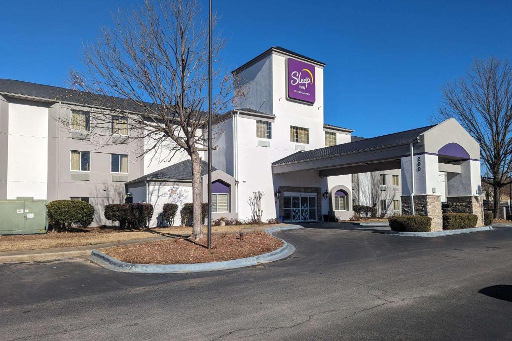 un edificio bianco con un cartello sul lato di Sleep Inn Pelham Oak Mountain a Pelham