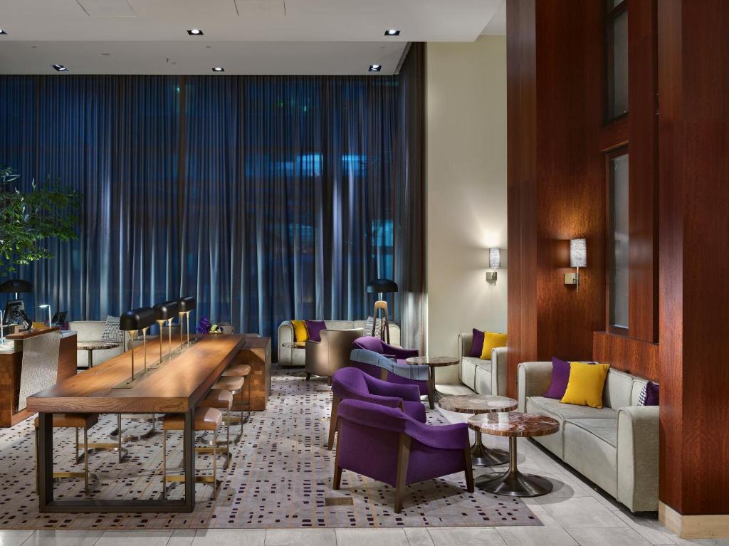 - une table et des chaises pourpres dans le hall de l'hôtel dans l'établissement InterContinental San Francisco, an IHG Hotel, à San Francisco