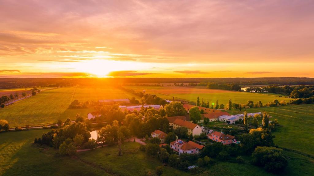 een luchtzicht op een dorp bij zonsondergang bij penzion Dvorce in Třeboň