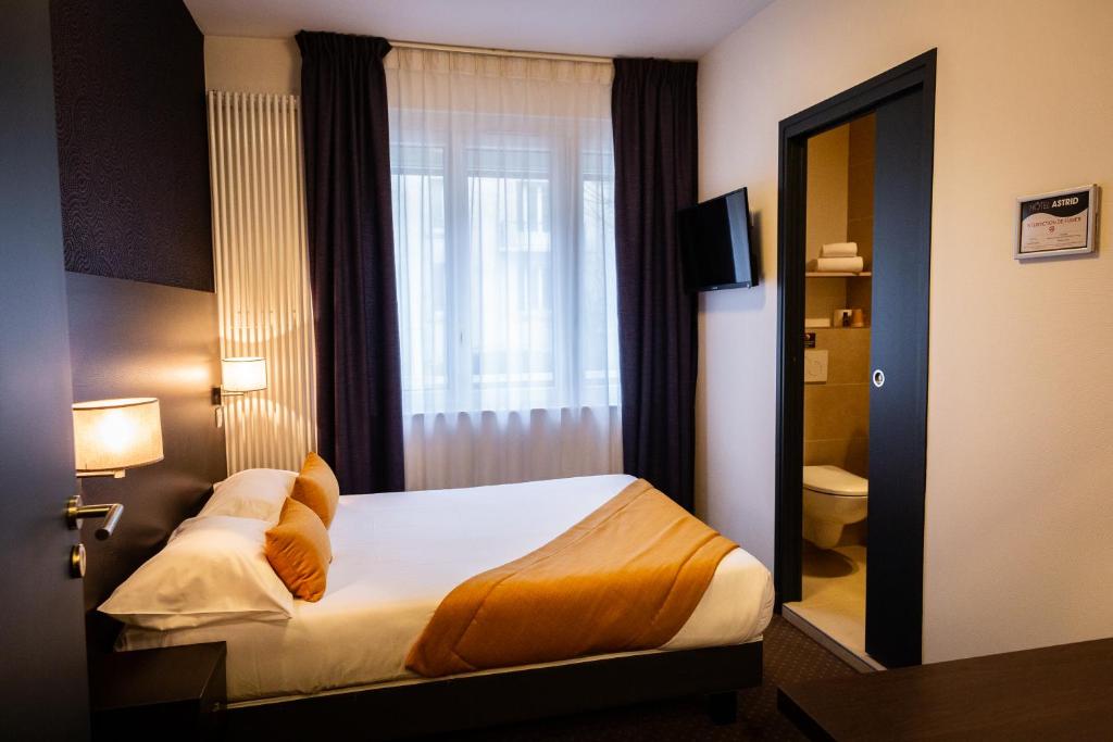 Postel nebo postele na pokoji v ubytování Hotel Astrid Caen centre