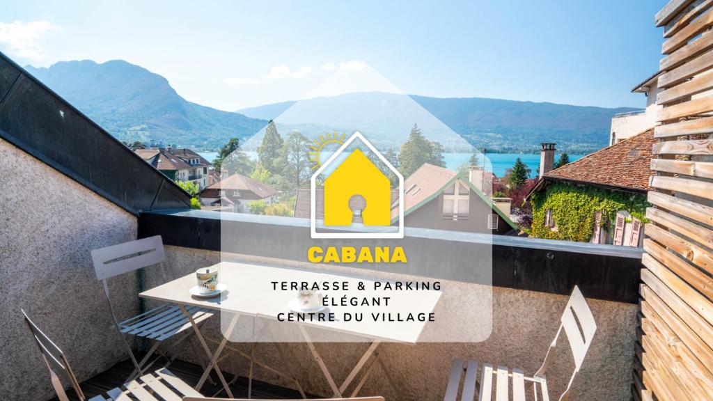 - un panneau sur un balcon offrant une vue sur la montagne dans l'établissement Cabana & Au Coeur du Village, à Talloires