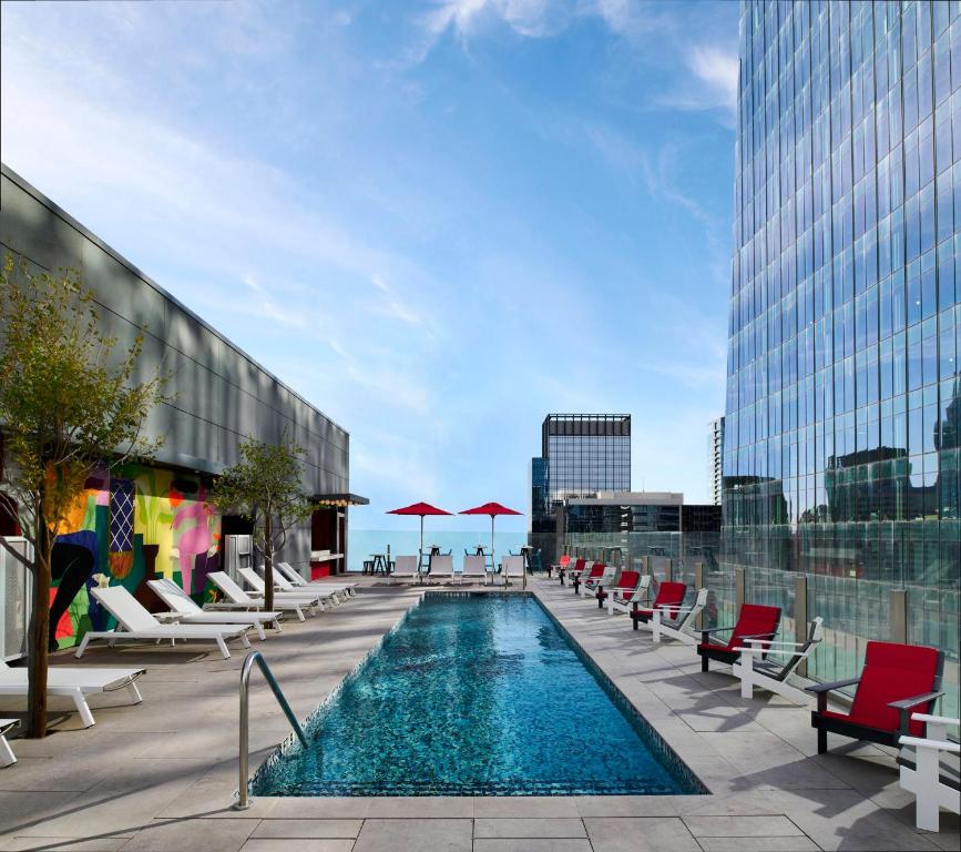 Hồ bơi trong/gần citizenM Austin Downtown