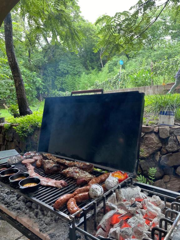 una griglia con salsiccia e altri prodotti alimentari di La Nube - San Lorenzo a San Lorenzo