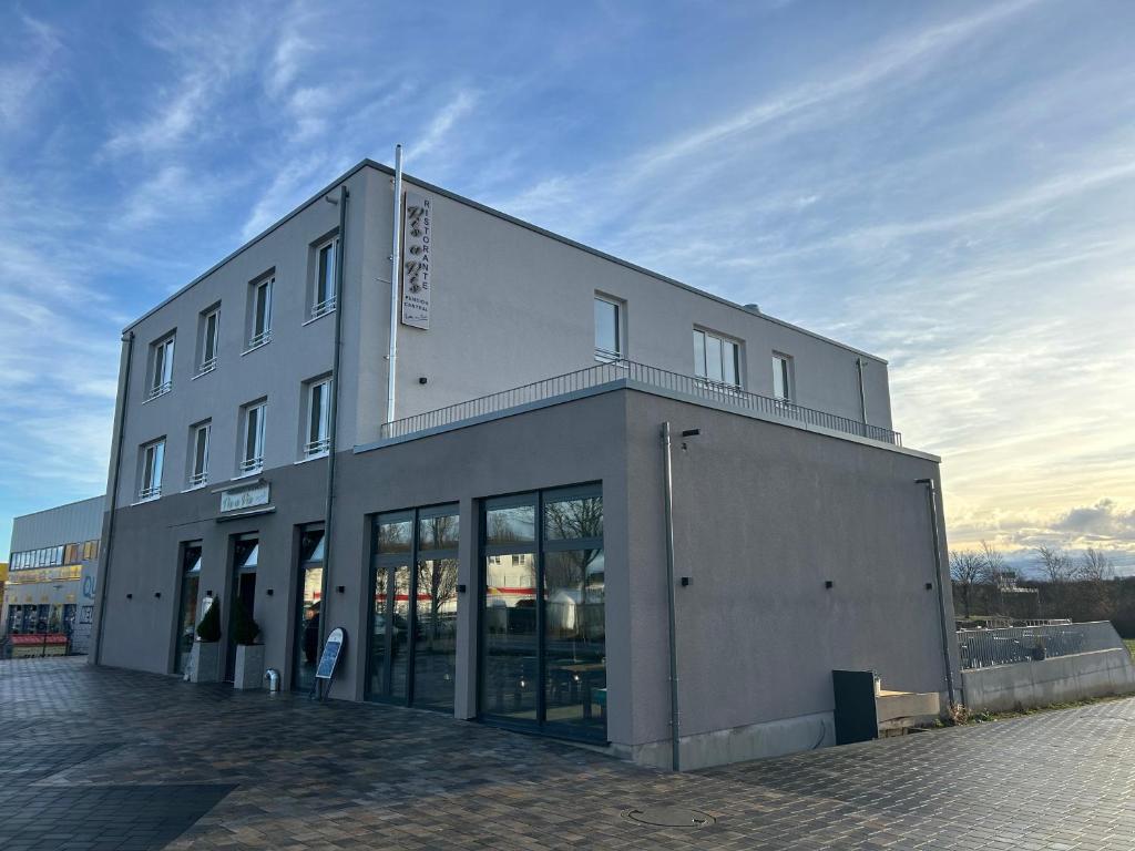 un gran edificio blanco con muchas ventanas en Hotel Central Vis a Vis, en Mainz