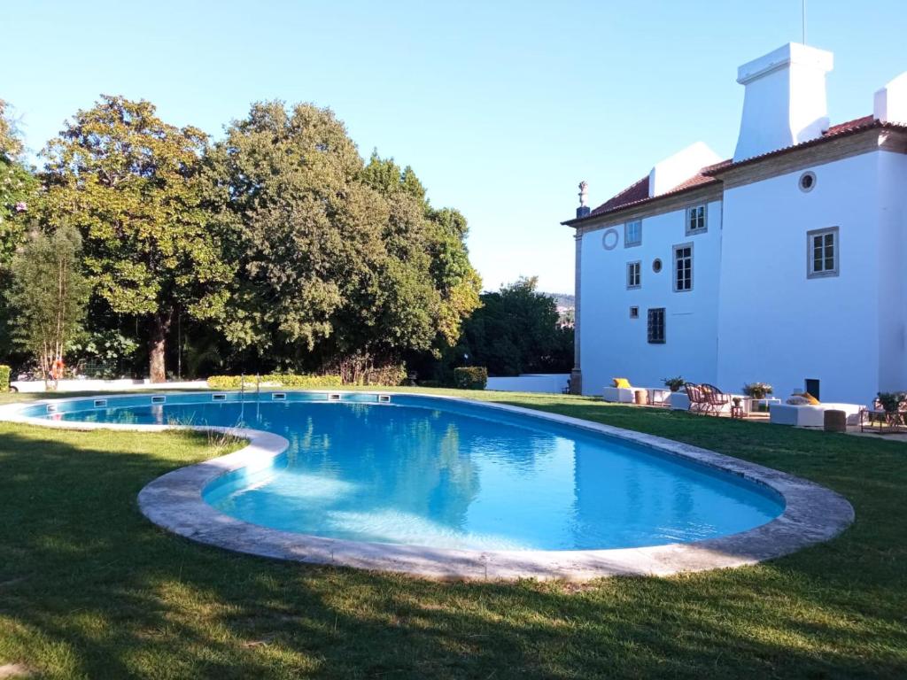 A piscina localizada em Palácio da Portela III ou nos arredores