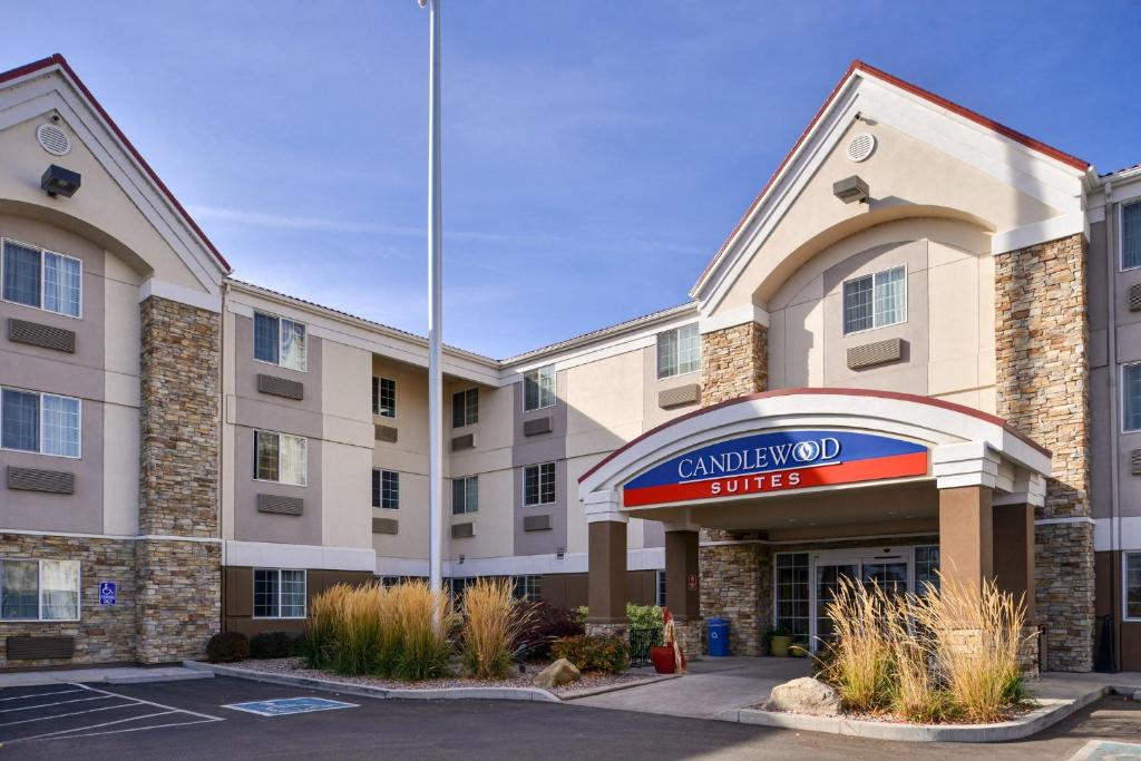 une image d'un bâtiment d'hôtel avec une auberge carnegie dans l'établissement Candlewood Suites Boise-Meridian, an IHG Hotel, à Meridian