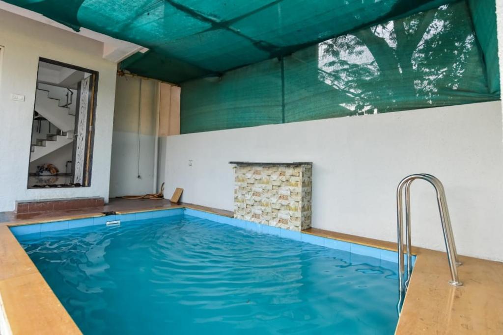 A piscina localizada em EMPYREAN STAY ll 2BHK II GOOD LUCK VILLA ll PRIVATE POOL II BBQ II ou nos arredores