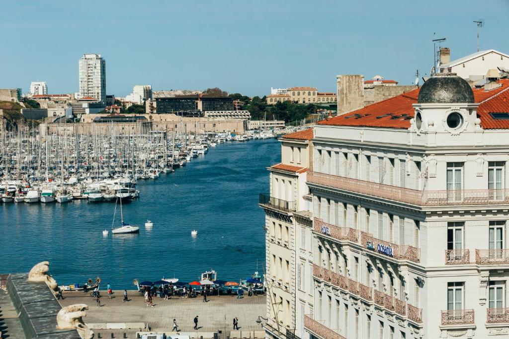 Escale Oceania Marseille Vieux Port في مارسيليا: اطلاله على نهر في مدينه بالقوارب