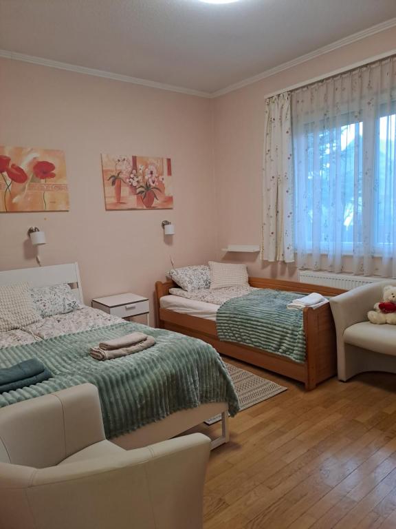 Un pat sau paturi într-o cameră la Lena apartment - Lena two bedroom apartment