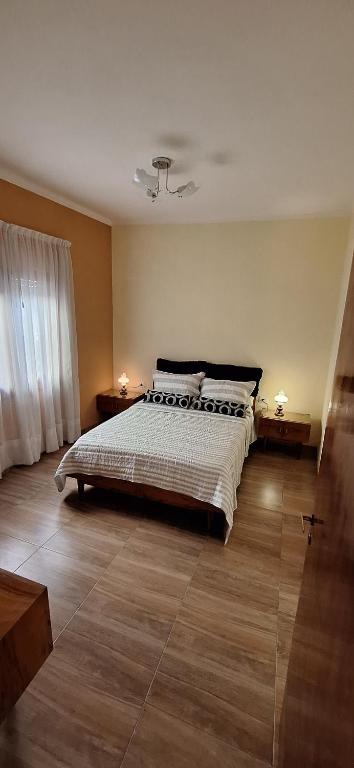 - une chambre avec un grand lit dans l'établissement Patuli House - Casa alquiler temporario Córdoba, à Córdoba