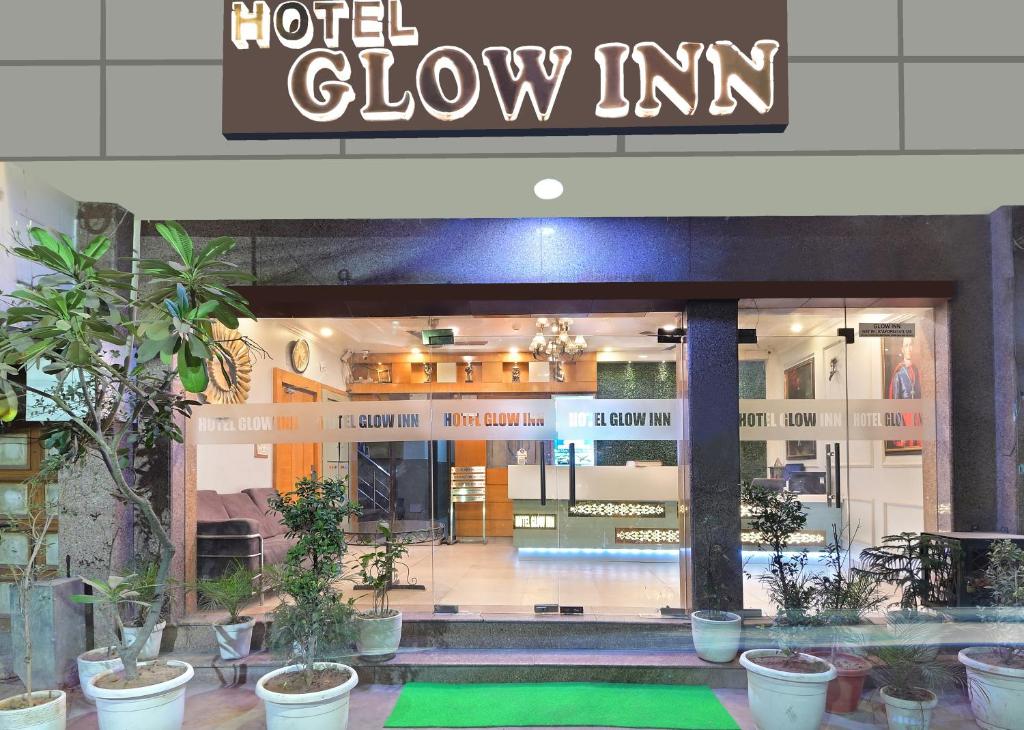 um hotel show inn com vasos de plantas em frente em Hotel Glow Inn Paharganj-3 Mins Walk From New Delhi Railway Station em Nova Deli