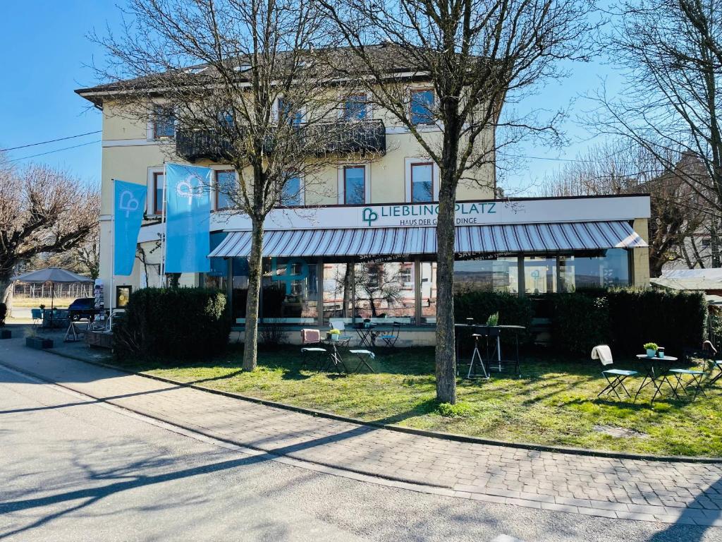 a building with a table and chairs in front of it at Zum Rayers Café-Restaurant & Boutique-Hotel 