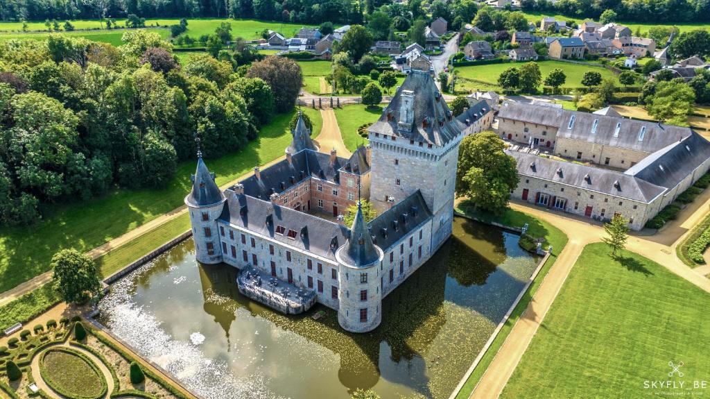 una vista aérea de un edificio con una torre en Chateau Jemeppe, en Marche-en-Famenne