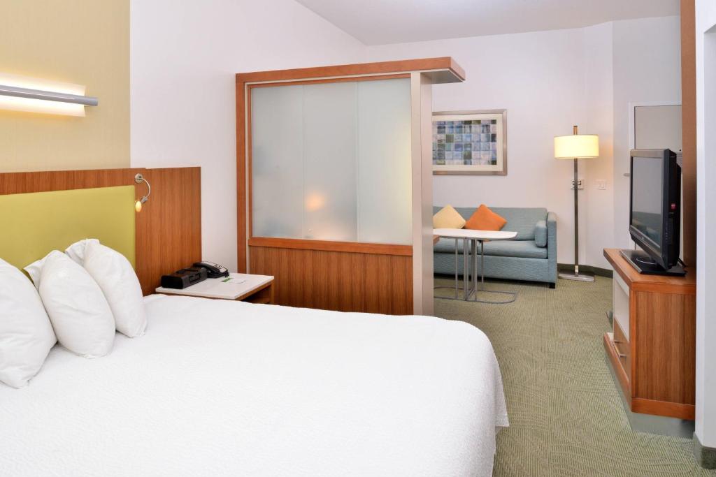 A bed or beds in a room at SpringHill Suites Kingman Route 66