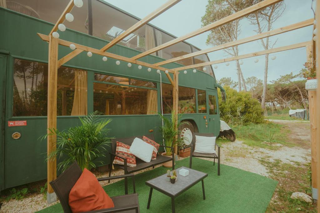 un autobus verde con una casa sopra di The Amazing Inácio Bus converted home a Sintra