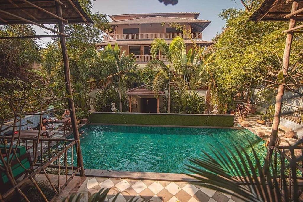 una piscina di fronte a una casa di Anamiva, Goa - AM Hotel Kollection ad Anjuna