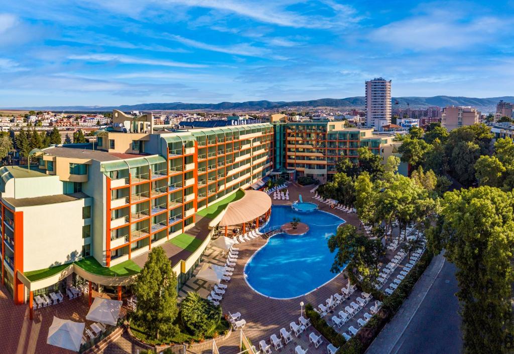 uma vista panorâmica de um hotel com piscina e resort em MPM Hotel Kalina Garden - All Inclusive em Sunny Beach