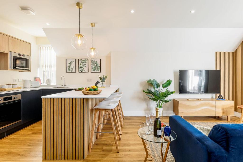 uma cozinha e sala de estar com um sofá azul em Sea Breeze - Coast em Bournemouth