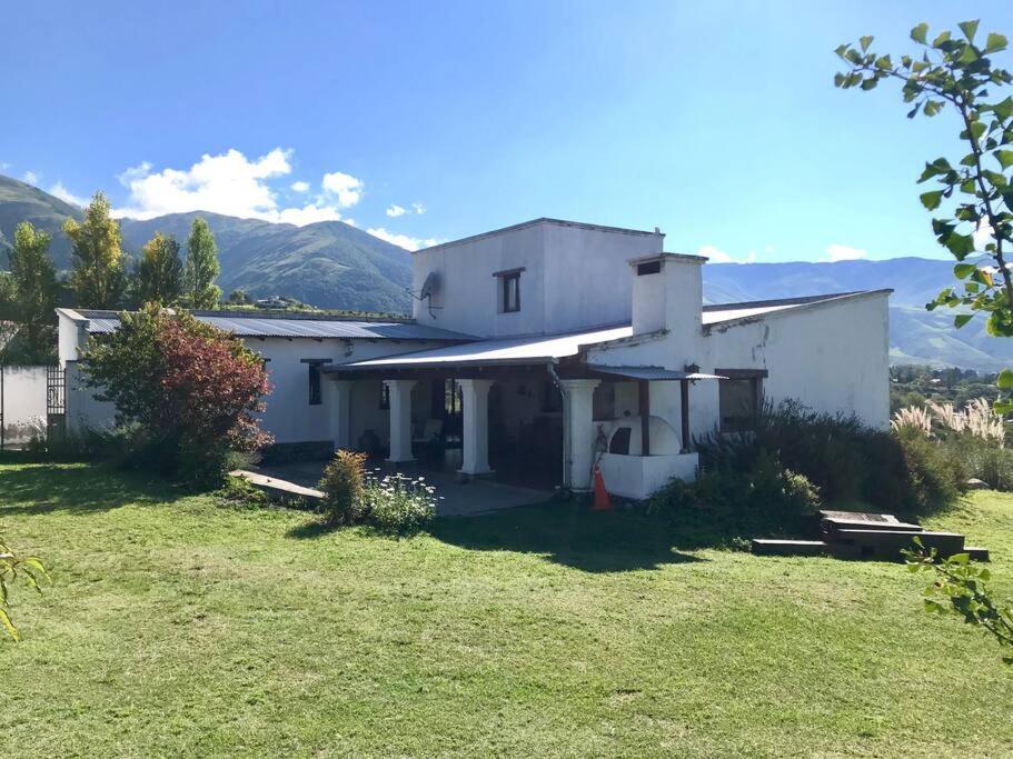 Una imagen general de la montaña o una montaña tomada desde la casa de vacaciones